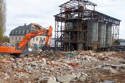 Ein ungewohnter Anblick: In Oberlosa werden zurzeit verfallene Gutshof-Gebäude abgerissen. Das Herrenhaus hingegen soll erhalten und saniert werden. Investoren planen dort neue Eigenheime. 