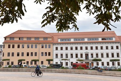 Aktuell gibt es knapp 4400 Studierende, über die Hälfte kommt aus dem Ausland. In Freiberg profitieren sie von kurzen Wegen, persönlicher Betreuung und frühem Zugang zu Laboren und Forschungsprojekten. Im Bild das Schloßplatzquartier.