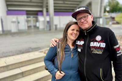 Doreen und Torsten Acksel ist die Liga (fast) egal: Ihren Veilchen halten die beiden die Treue und haben sich auch für die Regionalliga-Saison ihre Dauerkarten gesichert.