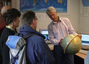 Reinhard Mittag erklärt hier zum Tag der offenen Tür im vergangenen Jahr die seismologischen Messungen im Observatorium Berggießhübel der TU Bergakademie Freiberg.