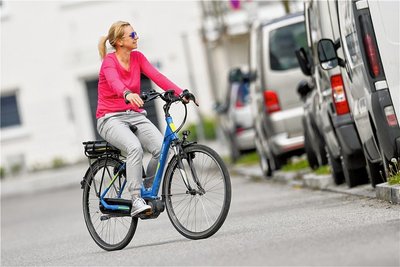 Radfahrer und Autofahrer müssen sich in Oederan bislang meist die Straße teilen (Symbolbild). 
