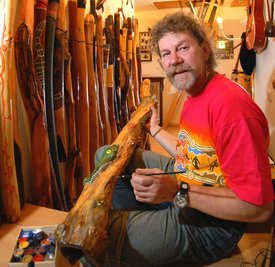 Berndt-Michael Rassenberg aus Schönbrunn beschäftigt sich in seiner Freizeit mit dem Bau und dem Spielen von Didgeridoos. 