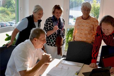 Vorstandsvorsitzender Bernd Märtner freut sich zusammen mit den Vorständen Ilona Gogsch, Gabriele Pecht, Beate Schad und Maik Immel (von links) über die erfolgreiche Stiftungsarbeit. 