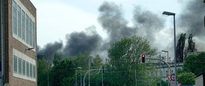 Die sehr dunkle Rauchsäule war weithin über der Stadt zu sehen, wie schon beim Brand am Sonntag.