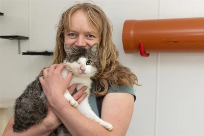Schwer verletzt gefunden, hatte sich Alfons im Tierheim nach einer Operation gut erholt. Im Bild Peggy Kreher.
