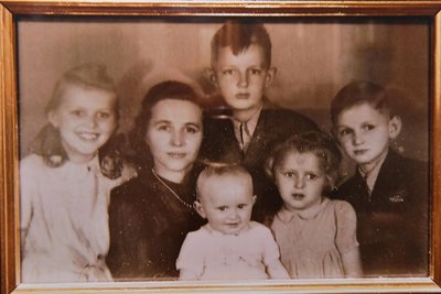 Christa Hille (2. von rechts), ihre Mutter und ihre vier Geschwister mussten in den Kriegsjahren flüchten, wurden evakuiert und ausgebombt.