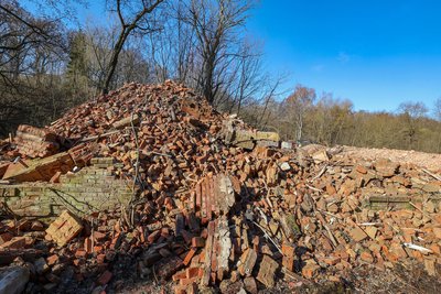 Mauer- und Steinreste bleiben nach dem Abriss der Gebäude der Dalichow-Brache an Ort und Stelle.