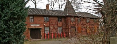 Die ehemalige Turnhalle soll abgerissen werden. Auf dem Gelände könnte ein Haus für ältere Menschen entstehen