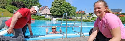 Während Praktikantin Sabrina Laue (r.) die letzten Krümel aufkehrt und Fördervereinschef Herbert Grahl die Wassertemperatur prüft, zieht Besucherin Burgunde Schneider bereits ihre Bahnen im Romanusbad Siebenlehn. 