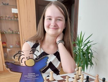 Saskia Pohle im heimischen Wohnzimmer. Die 14-Jährige ist Deutsche Jugendschach-Vize-Meisterin. 