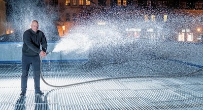 Ein Bild aus besseren Tagen. Andreas Engert schlug sich jedes Jahr aufs Neue in der Winterzeit die Nächte um die Ohren, um in regelmäßigen Abständen Wasser aufzutragen, damit nach und nach eine gleichmäßige Eisfläche entsteht. Daher rührt sein Titel als "Eismacher". Nun steht Engert vor der Aufgabe, Sponsoren und Partner wieder einmal aufs nächste Jahr zu vertrösten.
