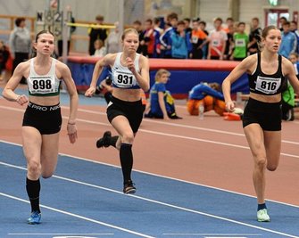 Trumpfte zum Abschluss des Jahres noch einmal auf: Johanna Grämer vom Freiberger PSV (l.), hier bei den Hallen-Landesmeisterschaften in diesem Jahr, sprintete beim Sportfest des Dresdner SC über 60 Meter auf Rang 3 und lief über 200 Meter souverän zum Sieg. Foto: Matthias Heinke/Archiv