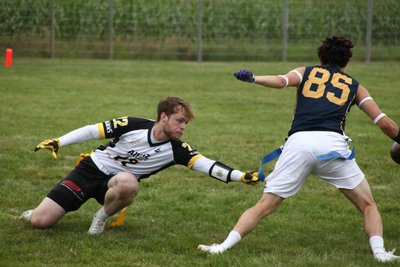 Die Freiberg Shadows (l.) sind die Herren-Mannschaft des Freiberger Flag Footballs.