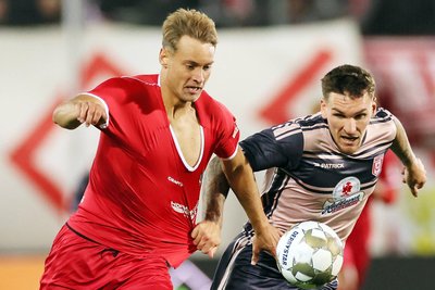 Felix Pilger (links im Duell mit Niclas Stierlin vom HFC) verlässt den FSV Zwickau.