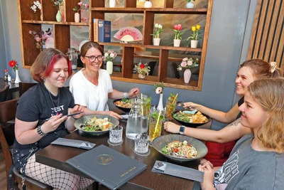 Besucherinnen aus der Nachbarschaft im „Danli“: „Wir haben gehört, es soll hier gut schmecken“, begründen die Frauen aus Planitz ihre Restaurantwahl.