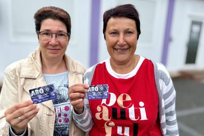 Waren sicherheitshalber schon ein paar Minuten vor der Öffnung des Fanshops im Erzgebirgsstadion, um sich Dauerkarten zu kaufen: Yvonne (l.) und Birgit Karsten aus Bockau.