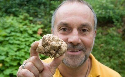 
              <p class="artikelinhalt">Stolzer Finder: Rainer Büchold mit seiner Deutschen Trüffel.</p>
            