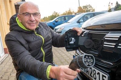 Bereits 2018 kaufte Andreas Börner einen E-Golf der ersten Generation. Der entwickelte sich bald zu einem teuren Sorgenkind. Mit seinem E-Dacia hat der Spediteur hingegen bisher keine Probleme.
