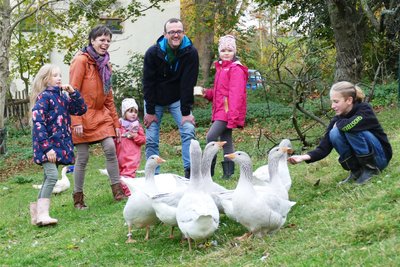 Die Freude beim Füttern der Gänse ist Jule Musch, Kristin Morgenstern, ihren beiden Töchtern Anni und Klara, dem Züchter Tassilo Neubert sowie Kalle Musch (von links) deutlich anzumerken.