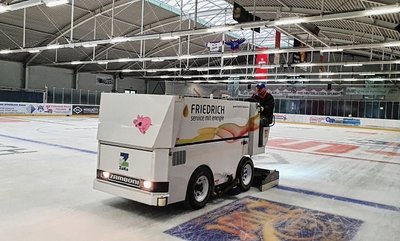 Lediglich im Schönheider Fuchsbau wird Schlittschuhlaufen möglich sein (hier Eismeister Klaus Thamm beim Vorbereiten des ersten Heimspieles am Samstag). Dass das Aufeisen von Bürgermeister Thomas Lang zunächst verschoben worden war, sorgte für Kritik des Eishockeyvereins. 