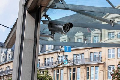 Eine der sechs Videokameras, die die Plauener Straßenbahngesellschaft am Tunnel installiert hat.