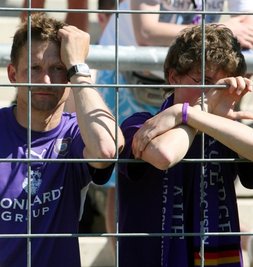 Zweitliga-Abstieg 2008. In Koblenz ist die Enttäuschung und Trauer der Auer Fans allgegenwärtig.