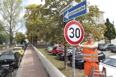Frisch montiertes Verkehrsschild an der Seminarstraße.