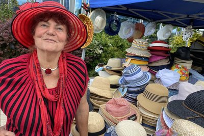 Sabine Tauscher hatte einst ein Hutgeschäft in Jena. Nun verkauft sie die Kopfbedeckungen hobbymäßig. An ihrem Stand vor der Stadthalle gibt es sie ab 9,90 Euro.