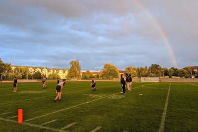 Die U16 der Freiberger Flag Footballer trainiert auf dem Platz der Einheit.