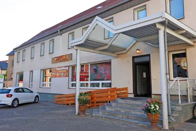Neueröffnung am Wilhelm-Stolle Platz in Zwickau-Niederplanitz: In dem Gebäude, das früher schon eine Gastwirtschaft war, ist viele Jahre die Sparkassenfiliale für den Zwickauer Ortsteil gewesen. Zuletzt befand sich darin ein Antiquariat.