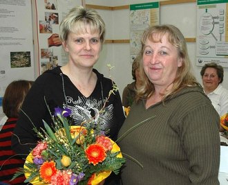 Katrin Schmidt (l.) hat am Mittwoch Blumen für ihr ehrenamtliches Wirken erhalten.  