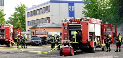 Die Feuerwehr richtete eine mobile Einsatzzentrale ein, um die Lage besser kontrollieren zu können.