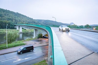 Die Überquerung der Elbe bei Bad Schandau muss sofort gesperrt werden. Das haben Fachleute am Mittwoch entschieden. Damit drohen Verkehrschaos und weiträumige Umleitungen. Die nächsten Brücken finden sich in Pirna und Tschechien.
