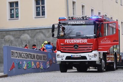 Eine bislang unbekannte gasförmige Substanz, mutmaßlich freigesetzt auf einer der Toiletten, hat am Dienstag einen Großeinsatz am Bildungszentrum „Adam Ries" in Annaberg-Buchholz ausgelöst.