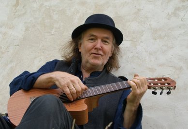 Wer keine Gelegenheit bekommt, Gerhard Schöne am Sonntag in Zwickau zu erleben, der muss nicht lange auf sein nächstes Gastspiel warten. Am 10. September kommt er mit Band ins Stadttheater Glauchau. 