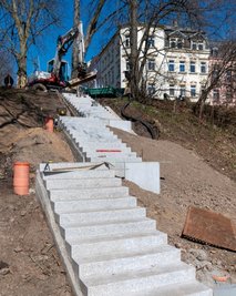 Im Auftrag der Stadt wird an der Böschung zwischen der Weststraße und dem Parkplatz des Discounters Lidl an der Bahnhofstraße eine Treppe errichtet.