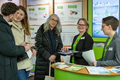 Nadine Ullmann (2. v. r.) im Gespräch im Annett Trifan am Stand der Wirtschaftsförderung Erzgebirge auf der Jobmesse am Montag in Annaberg.