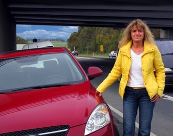 
              <p class="artikelinhalt">Andrea Sommer parkt an der B 92 unter der Autobahn.</p>
            