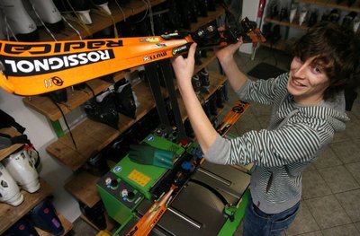
              <p class="artikelinhalt">Der 19-jährige Robert Erler aus Clausnitz ist Auszubildender bei der Sportwelt Preußler und präpariert Ski für die Piste. Derzeit beläuft sich der Ausleihbetrieb allerdings fast auf Null. </p>
            