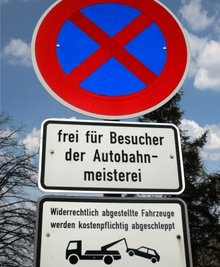 
              <p class="artikelinhalt">Überall stehen die gleichen Schilder.</p>
            