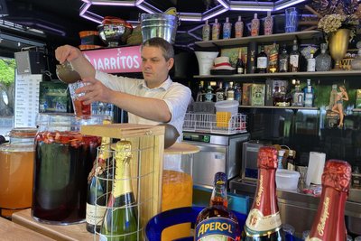 Alexander Seifert, füllt am Stand vor der Stadthalle Erdbeerbowle ab. Das Glas kostet 7 Euro. Außerdem gibt es hier zahlreiche Cocktails.