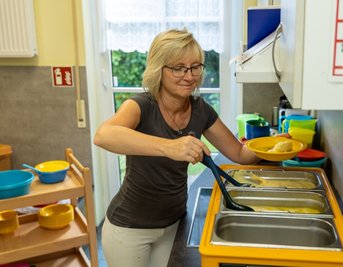 Silke Krämer, technische Mitarbeiterin im Bummi Rodewisch teilt täglich Essen an die Kinder aus. 