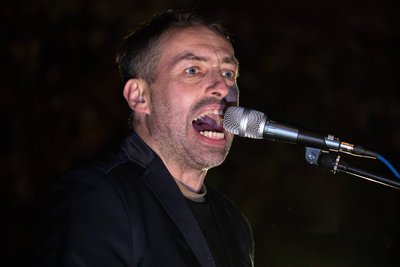 Sven Liebich war seit den 90er-Jahren in der rechtsextremen Szene aktiv und bis in die Unterstützerszene der in Chemnitz und Zwickau abgetauchten NSU-Terroristen vernetzt. Mehrfach demonstrierte der Neonazi mit Hetzreden wie hier zum Chemnitzbesuch von Kanzlerin Angela Merkel nach den Ausschreitungen 2018.