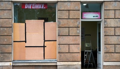 Dieses Büro der Linken in Freital wurde im September attackiert, eine große Fensterscheibe ging zu Bruch.