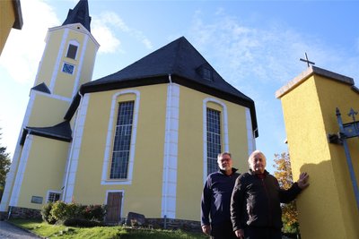 Hubert Rüffer (l.) und Heinz Oertel freuen sich aufs Fest zum 300. Geburtstag der Kirche St. Annen in Grünstädtel.
