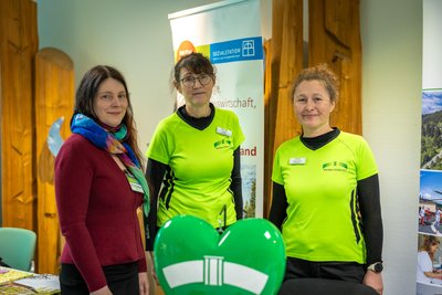 Manuela Häußler von der Sozialstation Geyer sowie Astrid Apel und Katja Rummrich (v. l.) von den Klinken Erlabrunn waren als Ansprechpartner auf der Jobmesse.
