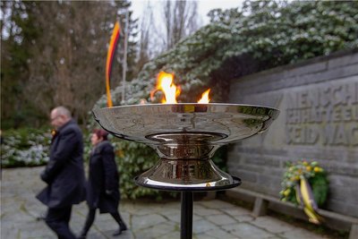 Plauens Oberbürgermeister Steffen Zenner (CDU) und Bürgermeisterin Kerstin Wolf (parteilos) legten an der Gedenkstätte für die Opfer des Nationalsozialismus einen Kranz nieder. 