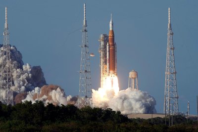 Die Artemis II-Mondrakete hebt von der Startrampe 39-B des Kennedy Space Center in Florida ab.