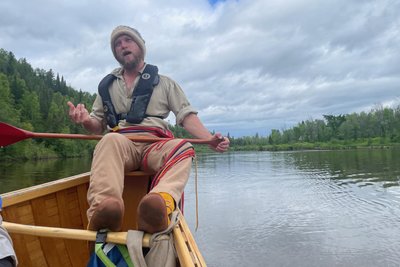 Um die Fahrt etwas kurzweilig zu machen, wird auf dem Boot gesungen.