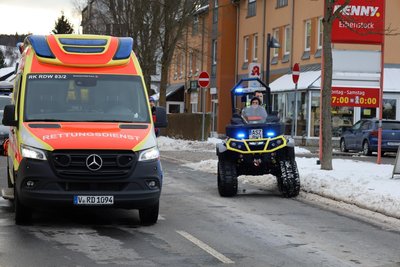 Auf der Schneeberger Straße wurde eine Frau angefahren. Eine Notfallsanitäterin der Bergwacht half sofort.